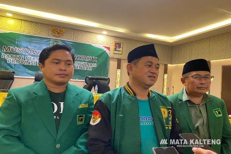 FOTO: NRA/MATAKALTENG - Faturahman Ruslan, Ketua DPW PPP Kalteng (tengah),  Rejikinnor, Sekretaris DPW PPP Kalteng (kanan), dan Arif Rahman, Bendahara DPW PPP Kalteng (kiri), saat diwawancarai  wartawan.