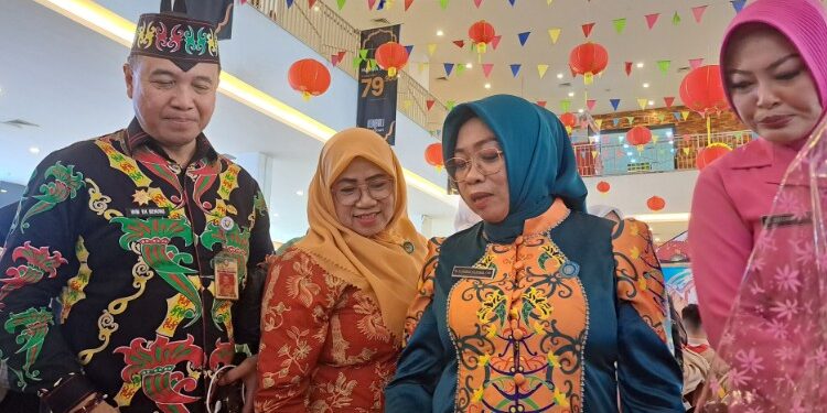Foto:DIAN/MATA KALTENG - Ketua TP PKK Kotim Khairiah Halikinnor (batik biru) saat saksikan Lomba Panginan Sukup Simpan, 12 Februari 2026.