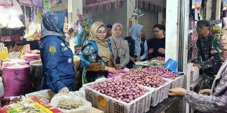 Foto:IST/MATA KALTENG - Wabup Kotim Irawati saat sidak harga pasar di PPM Sampit, 13 Februari 2026.