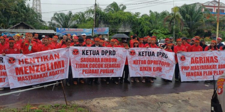 Foto:IST/MATA KALTENG - Masa aksi yang mempertanyakan alasan DPRD mencabut rekomendasi KSO sejumlah kelompok tani, 13 Februari 2026.