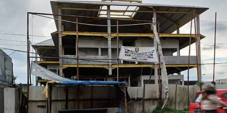 Foto:DOK/MATA KALTENG - Bangunan pasar mangkikit yang mangkrak.