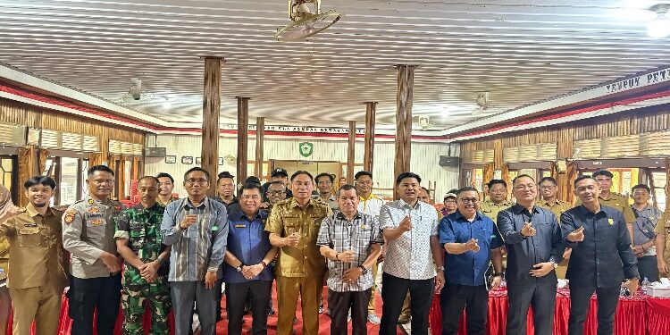 FOTO: IST/MATA KALTENG - Reses kelompok yang dilaksanakan anggota DPRD kabupaten Kotim daerah pemilihan 5 di Kecamatan Parenggean.