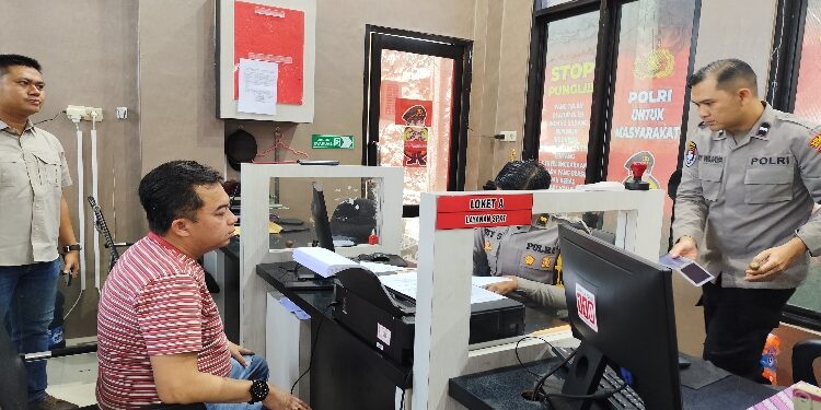 FOTO: IST/MATA KALTENG - Ketua DPRD Kotim Rimbun saat memasukkan laporan di Polres Kotim, Sabtu 14 Februari 2026.
