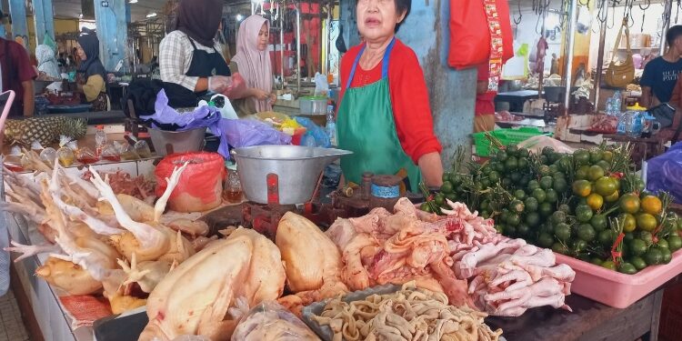 FOTO:DIAN/MATA KALTENG - Aktivitas pedagang ayam di PPM Sampit.