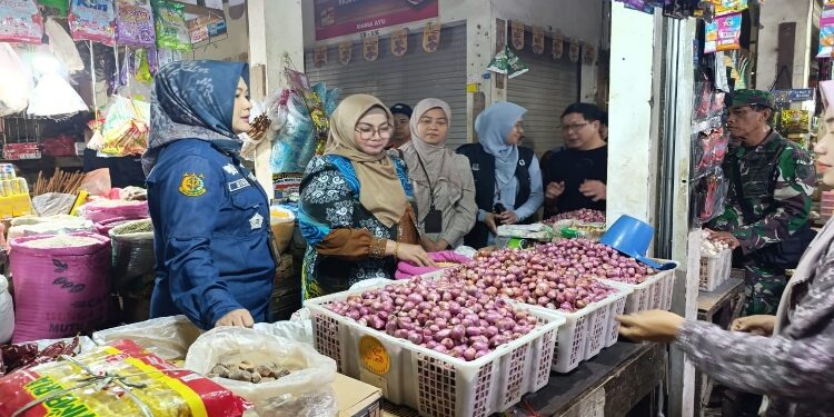 FOTO: IST/MATA KALTENG - Pengecekkan harga pasar oleh Pemkab Kotim, Jumat 13 Februari 2026.