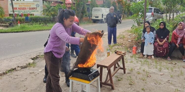 FOTO: DIAN/MATA KALTENG - Pelatihan memadamkan api oleh Disdamkarmat Kotim kepada warga RT 58, Minggu 15 Februari 2026.
