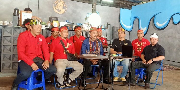 Foto:IST/MATA KALTENG - Konferensi pers Mandau Talawang terkait pelaporan ketua DPRD Kotim atas dugaan pencemaran nama baik pada saat aksi demonstrasi belum lama ini di halaman kantor DPRD Kotim.