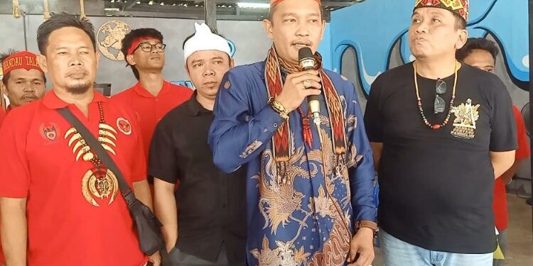 Foto:IST/MATA KALTENG - Panglima Tentara Lawung Adat Mandau Talawang, Ricko Kristolelu (batik biru).