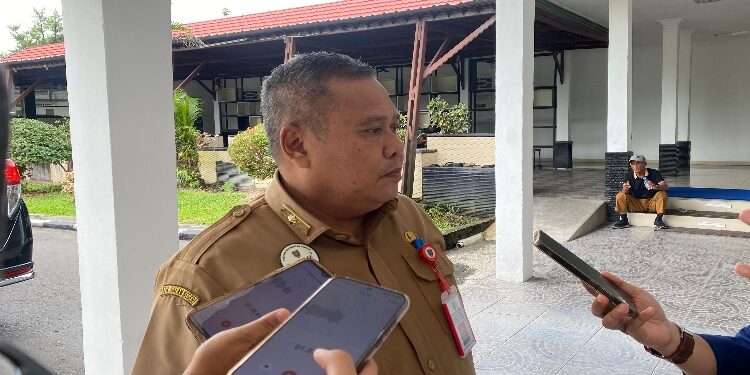 FOTO: NRA/MATAKALTENG - Kepala Dinas Pekerjaan Umum dan Penataan Ruang (PUPR) Kalteng, Juni Gultom, saat diwawancarai wartawan.