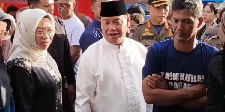 Foto:IST/MATA KALTENG - Bupati Kotim Halikinnor saat tinjau Pasar Ramadan di Sampit.