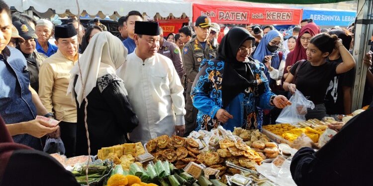 Foto:IST/MATA KALTENG - Bupati Kotim Halikinnor saat mengunjungi pembukaan pasar Ramadan 2026, 19 Februari 2026.