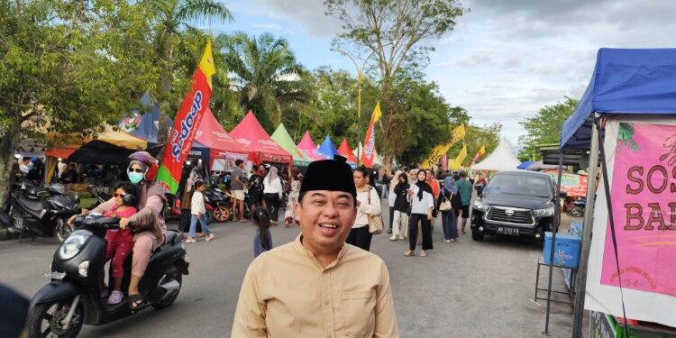 Foto:Ketua DPRD Kotim Rimbun saat kunjungi Pasar Ramadan.