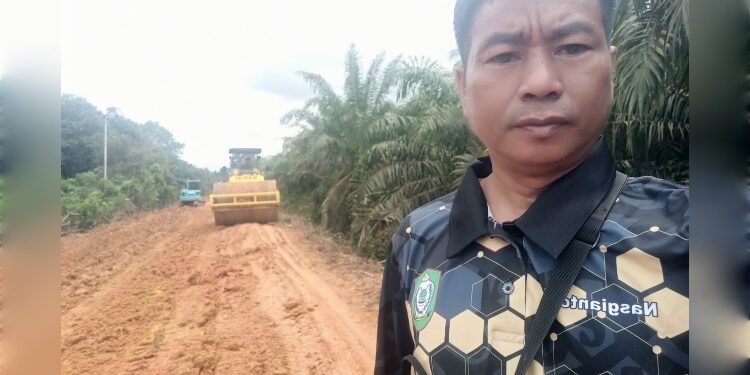 Foto:IST/MATA KALTENG - Perbaikan jalan di Tualan Hulu oleh perusahaan.