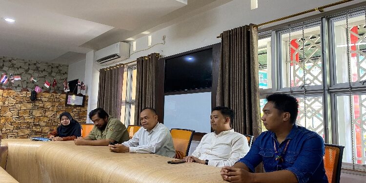 FOTO: NRA/MATAKALTENG - Rektor UMPR Assoc Prof Dr H Muhamad Yusuf, S.Sos, M.AP bersama jajaran, saat melakukan pertemuan dengan media di Kampus 1 UMPR, Senin 23 Februari 2026.