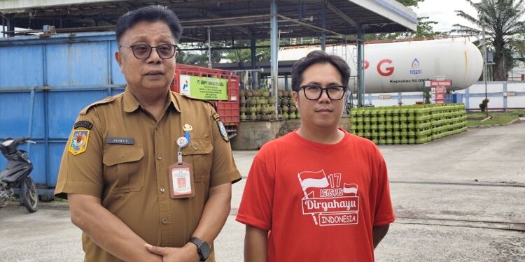 Foto:IST/MATA KALTENG - Kepala Disperdagin Kotim, Johny Tangkere, saat meninjau langsung SPBE Kilometer 10 Desa Pelangsian, Senin, 23 Februari 2026.