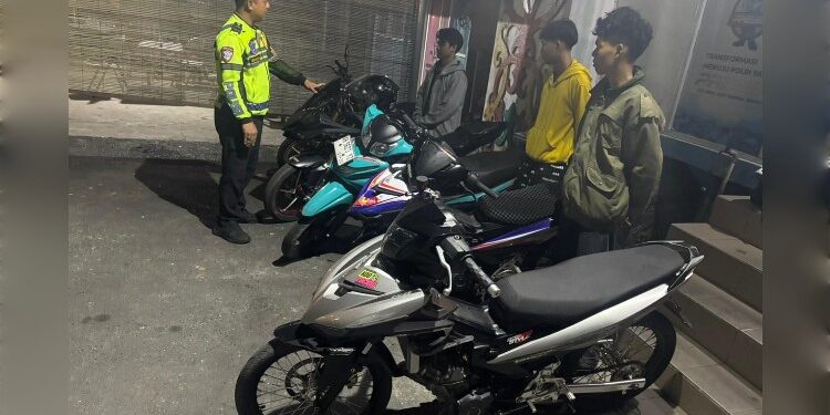 FOTO: Personel Satlantas Polresta Palangka Raya pada saat mengamankan sepeda motor yang terlibat dalam aksi balapan liar.