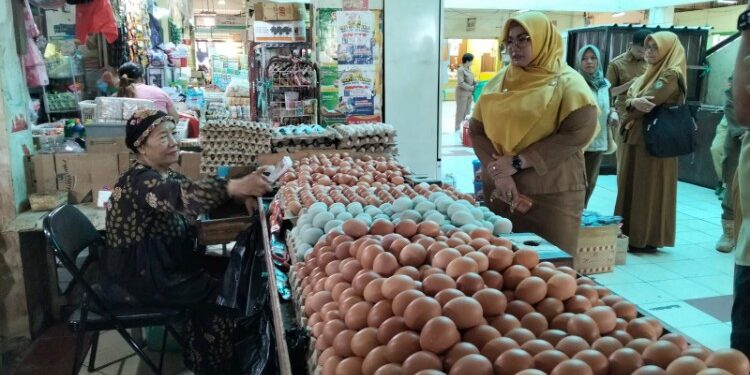 Foto:IST/MATA KALTENG - Wabup Kotim Irawati saat tinjau stok sembako dan harga di PPM, 24 Februari 2026.