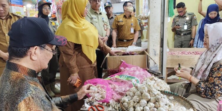 Foto:IST/MATA KALTENG - Pemkab Kotim saat sidak harga pasar di PPM Sampit, 24 Februari 2026.
