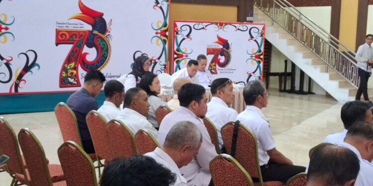 Foto:DIAN/MATA KALTENG - Rapat besar sosialisasi implementasi pelaksanaan Kartu Huma Betang Sejahtera bersama bupati se-Kalteng, camat, lurah hingga kepala desa, 25 Februari 2026.