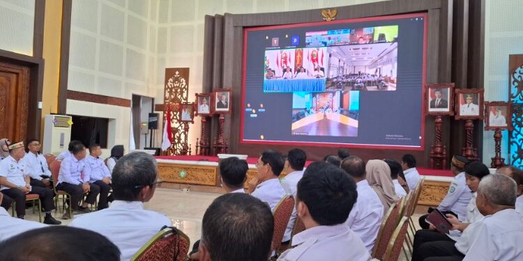 Foto:DIAN/MATA KALTENG - Rapat besar sosialisasi implementasi pelaksanaan Kartu Huma Betang Sejahtera bersama bupati se-Kalteng, camat, lurah hingga kepala desa, 25 Februari 2026.