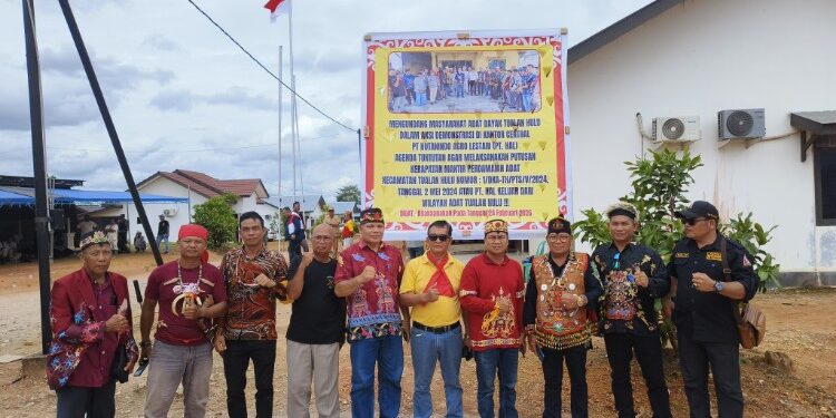 Foto:IST/MATA KALTENG - Aksi damai masyarakat adat di Tualan Hulu tuntut ganti rugi dari PT HAL, 24 Februari 2026.