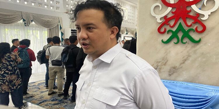 FOTO: NRA/MATAKALTENG - Bupati Lamandau, Rizky Aditya Putra, Saat Diwawancarai wartawan di Palangka Raya.