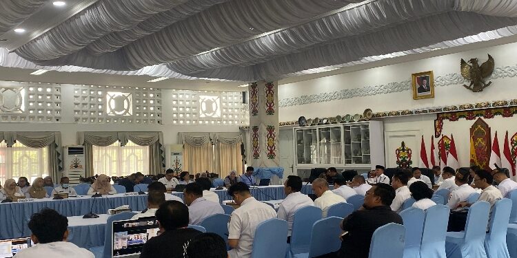 FOTO: NRA/MATAKALTENG - Suasana Rapat Sosialisasi Implementasi KHBS di Istana Isen Mulang, Rujab Gubernur Kalteng.