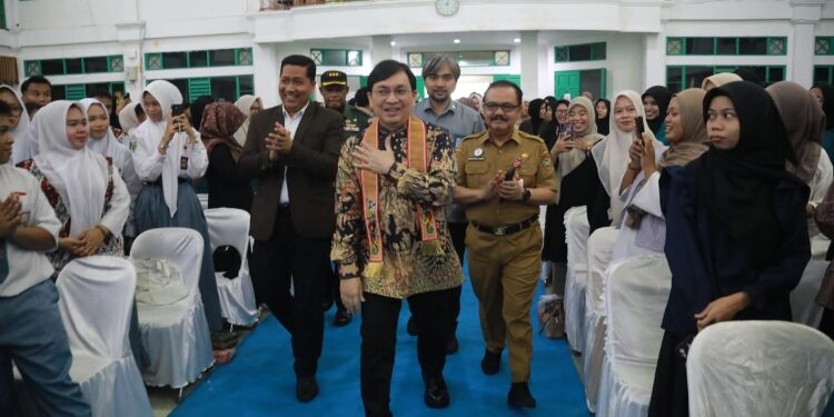 FOTO: IST/MATAKALTENG - Asisten Ekobang Herson B. Aden mewakili Gubernur Kalteng Agustiar Sabran pada kegiatan Studium Generale (Kuliah Umum) bertema “Ekonomi Kreatif sebagai Pilar Pemberdayaan Generasi Muda” di Aula UIN Palangka Raya.