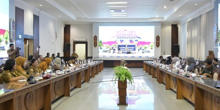 FOTO: IST - Suasana rapat pembahasan Rancangan Peraturan Daerah (Raperda) tentang Penyelenggaraan Penanaman Modal dan Pelayanan Terpadu Satu Pintu (PTSP), beberapa waktu lalu.