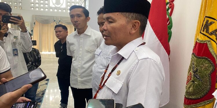 FOTO: NRA/MATAKALTENG - Gubernur Kalteng Agustiar Sabran Saat diwawancarai wartawan.