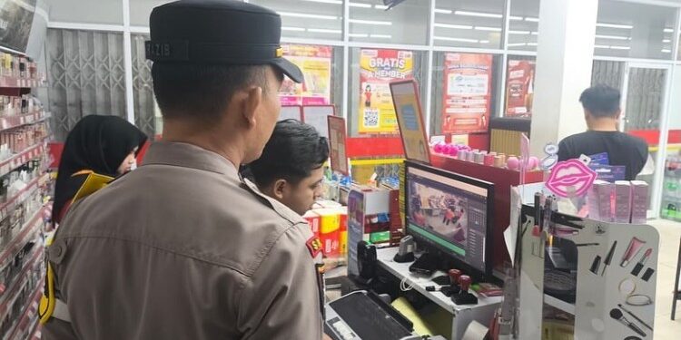 FOTO: Personel Polresta Palangka Raya pada saat melakukan olah TKP di Alfamart Jalan Garuda.