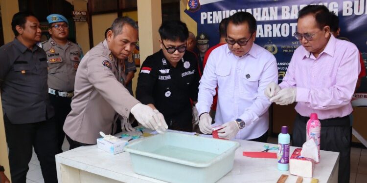 FOTO: IST/MATAKALTENG- Pihak Kepolisian Polres Kotim saat melakukan pemusnahan narkotika pada Kamis, 26 Februari 2026.