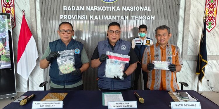 FOTO: Kepala BNNP Kalteng, Brigjen Pol Mada Roostanto (tengah) beserta jajaran pada saat menunjukkan barang bukti hasil pengungkapan bandar sabu di Kotim.