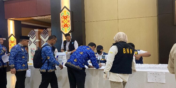 FOTO: NRA/MATAKALTENG - Suasana ASN saat tes urine di Aula Jayang Tingang, Kantor Gubernur Kalteng, 18 Februari lalu.