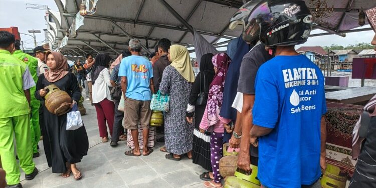 Foto : Pelaksanaan operasi Pasar gas LPG 3 Kilogram di Pasar Inpres.