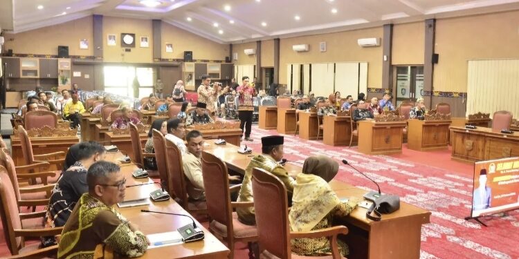 FOTO: IST/MATA KALTENG - Penyampaian aspirasi masyarakat Kotim kepada anggota DPD RI dalam kegiatan reses perorangan.