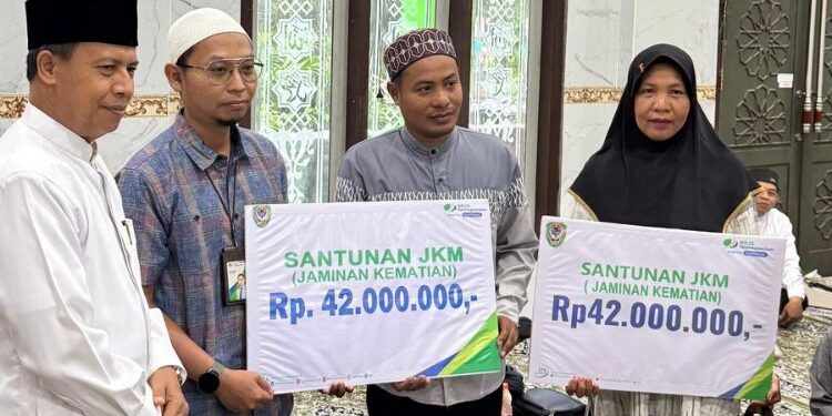 Foto:IST/MATA KALTENG - Penyerahan simbolis manfaat Jaminan Kematian (JKM) oleh Wakil Bupati Seruyan H. Supian S.Ag kepada ahli waris peserta pada acara Safari Ramadhan di Masjid Nur Hidayah, Desa Asam Baru.