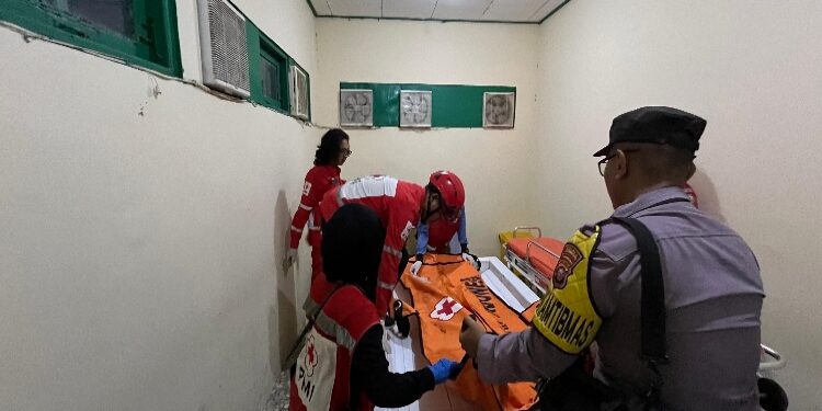 FOTO: IST/MATAKALTENG - Anggota relawan PMI Kotim bersama Bhabinkamtibmas Pasir Putih saat berada di kamar mayat RSUD dr Murjani Sampit.