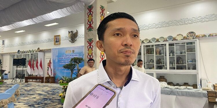 FOTO: NRA/MATAKALTENG - Kepala Dinas Komunikasi, Informatika, Persandian dan Statistik (Kominfosantik) Provinsi Kalimantan Tengah, Rangga Lesmana, saat diwawancarai wartawan.