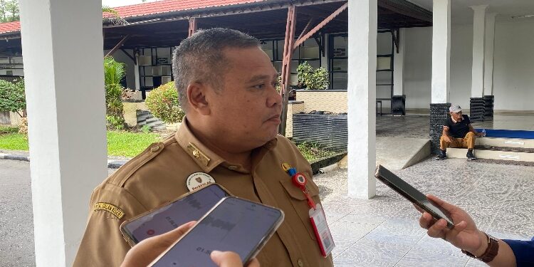 FOTO: NRA/MATAKALTENG - Kepala Dinas Pekerjaan Umum dan Penataan Ruang (PUPR) Kalteng, Juni Gultom, saat diwawancarai wartawan.