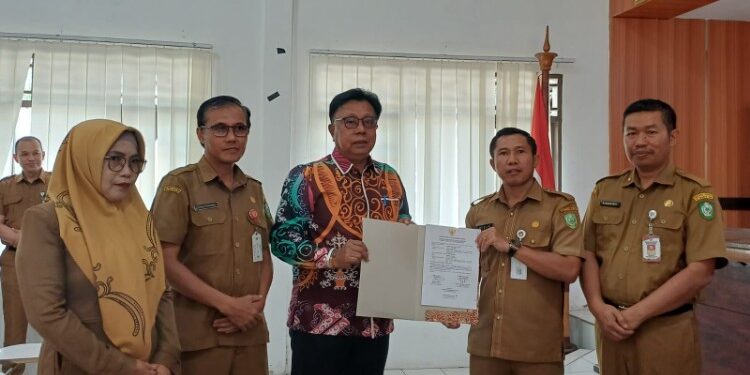 Foto:IST/MATA KALTENG - Sertijab Kadis Koperasi Usaha Kacil dan Menengah, Perindustrian dan Perdagangan di Ruang Aula Dinas Koperasi UKM Perindustrian dan Perdagangan Kotim, Senin 2 Maret 2026.