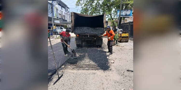 Foto:IST/MATA KALTENG - Penambalan jalan berlubang di Jalan Jeruk 1, 2 Maret 2026.