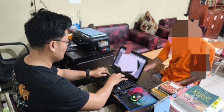 FOTO: Terduga pelaku AJ pada saat dilakukan pemeriksaan oleh penyidik Polsek Pahandut.