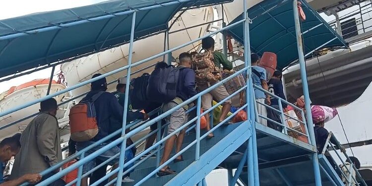 Foto:IST/MATA KALTENG - Suasana penumpang di Pelabuhan Sampit.