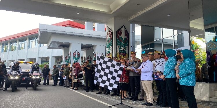 FOTO: NRA/MATAKALTENG - Gubernur Agustiar Sabran bersama Wakil Gubernur Edy Pratowo secara resmi melepas distribusi Bantuan Pangan Kartu Huma Betang Sejahtera (KHBS) di halaman Kantor Gubernur Kalimantan Tengah.