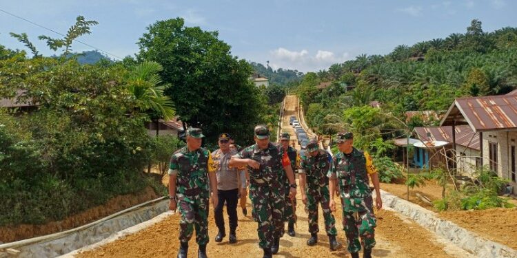 Foto:IST/MATA KALTENG - Ketua Tim Pengawas dan Evaluasi (Wasev) TMMD Reguler ke-127, Brigjen TNI Totok Sulistyono saat pantau pelaksaan TMMD di Kotim, 3 Maret 2026.