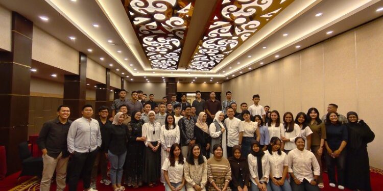FOTO: Keluarga besar dan alumni The Winner Palangka Raya, pada saat berfoto bersama usai melaksanakan buka puasa bersama.