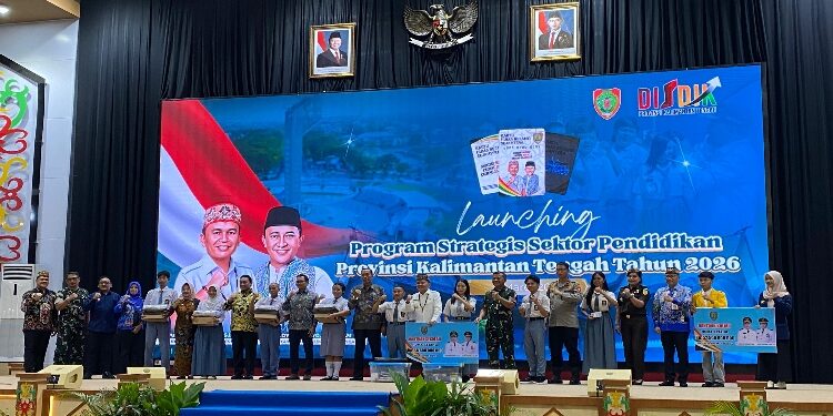 FOTO: NRA/MATAKALTENG – Penyerahan simbolis bantuan sekolah dan bantuan kuliah oleh Pemerintah Provinsi Kalimantan Tengah.