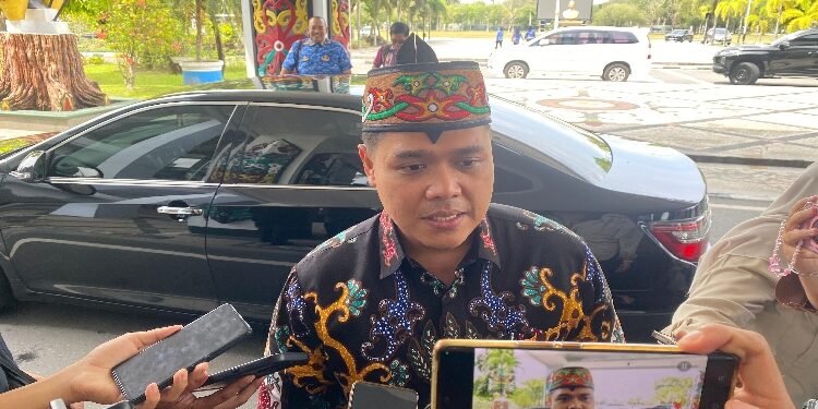 FOTO: NRA/MATAKALTENG - Plt. Kepala Dinas Pendidikan Kalimantan Tengah, Reza Prabowo, saat diwawancarai wartawan.