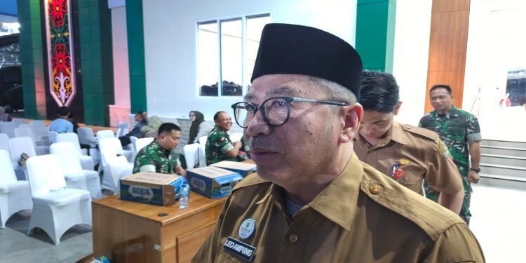 FOTO: IST/MATAKALTENG - Pelaksana Tugas Sekretaris Daerah Kalteng, Leonard S. Ampung, saat diwawancarai wartawan.